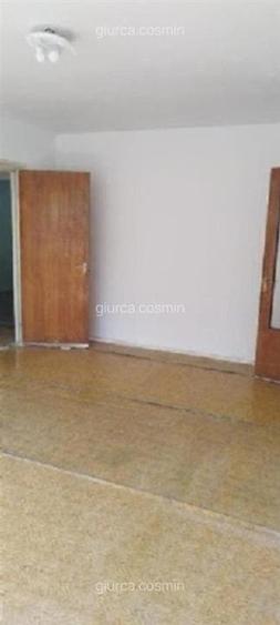 Apartament cu 3 camere semidecomandat în Berceni