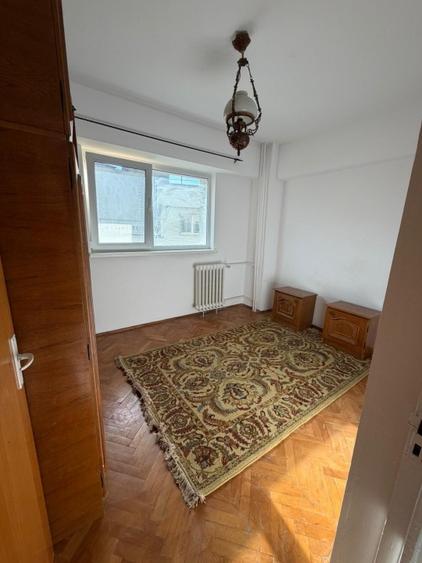 Apartament cu 3 camere decomandat, mobilat în Universitate