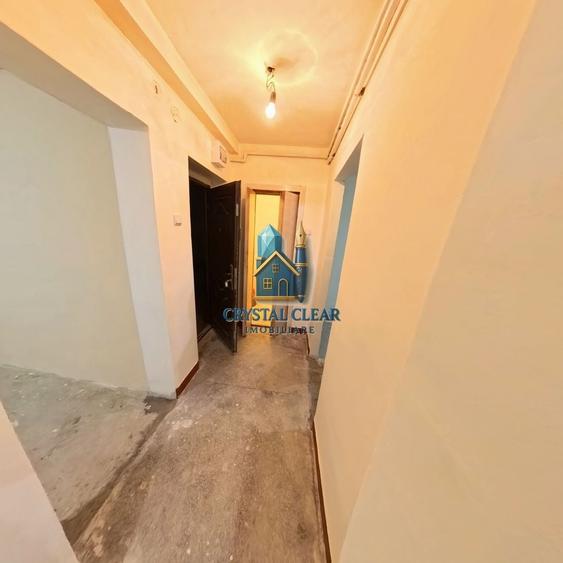 Apartament cu 3 camere semidecomandat în Aleea Carpați