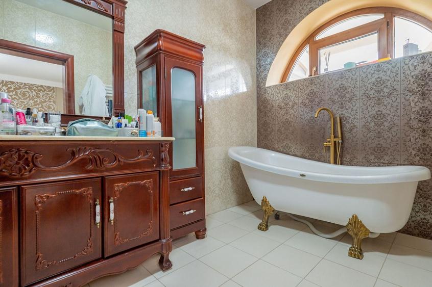 Casă individuală cu 8 camere cu Canalizare în Sud