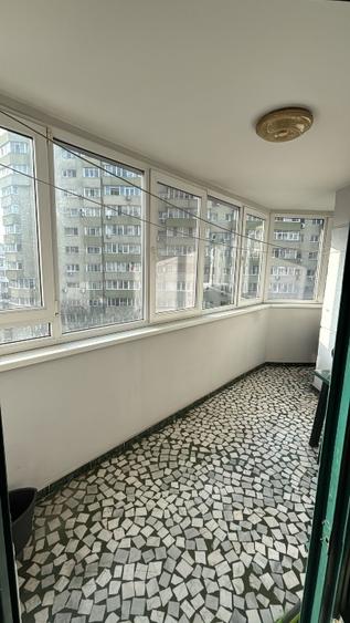 Apartament cu 4 camere semidecomandat, mobilat în Banu Manta