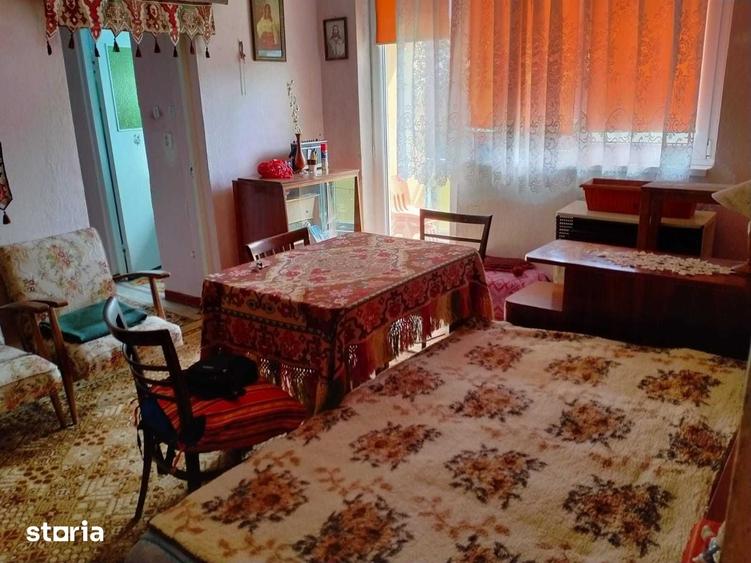 Apartament cu 3 camere semidecomandat în Central
