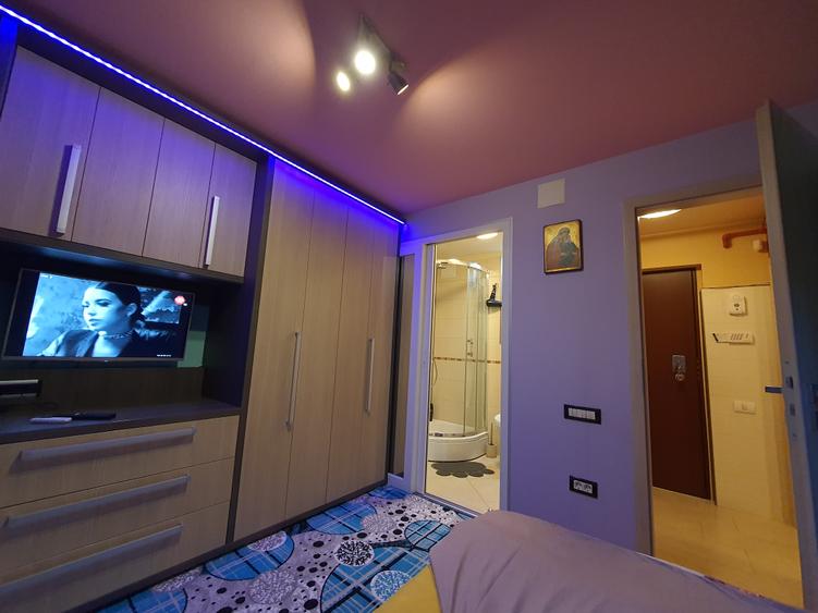 Apartament cu 3 camere semidecomandat, mobilat în Complex Studențesc