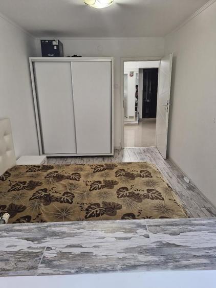 Apartament cu 4 camere semidecomandat în Berceni