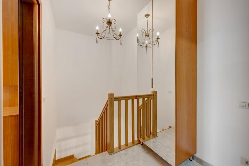 Apartament cu 3 camere decomandat, mobilat în Sisești