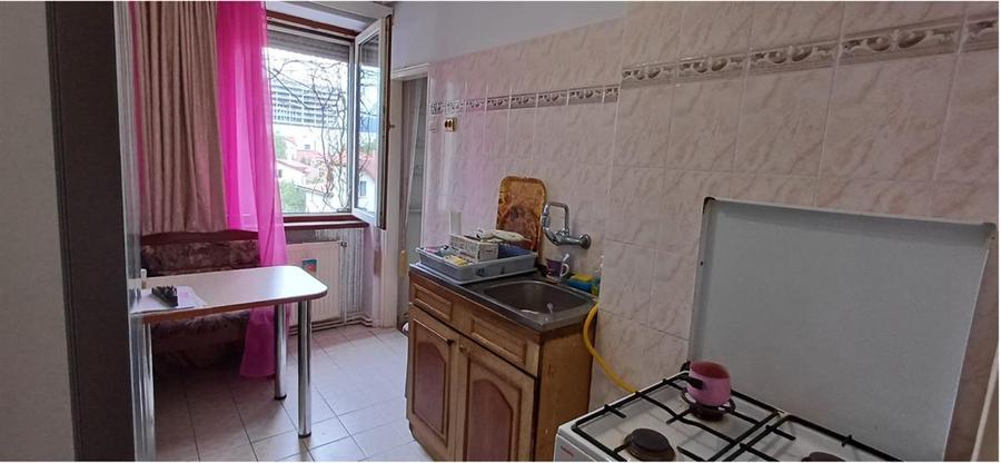 Apartament cu 3 camere semidecomandat în Centrul Civic