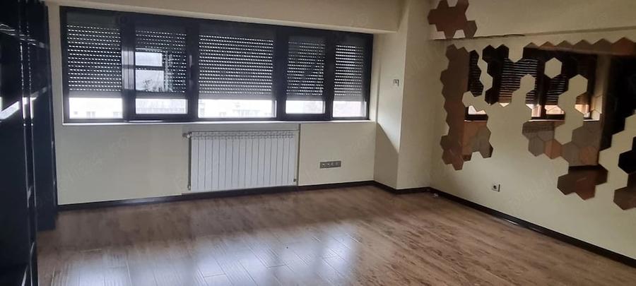 Apartament cu 4 camere decomandat în Victoriei