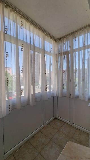 Apartament cu 4 camere semidecomandat în Craiovița Nouă