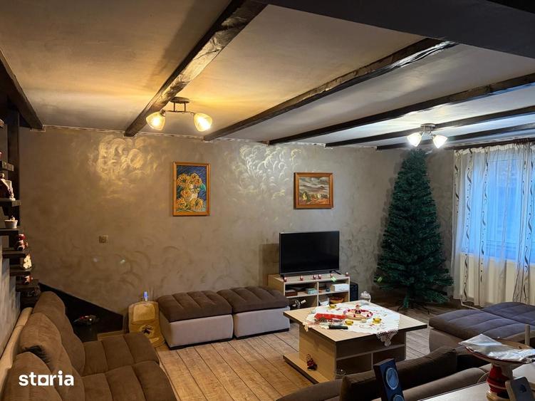 Casă cu 5 camere cu Teren 1200 Mp în Central