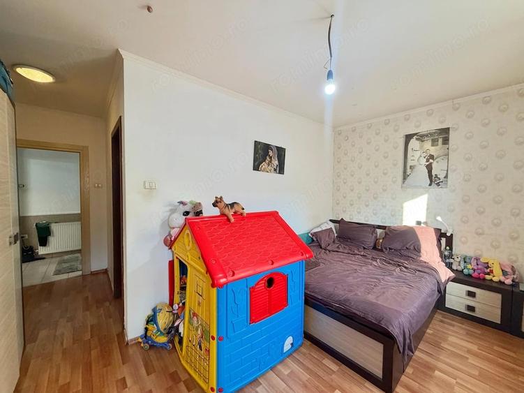Apartament cu 3 camere semidecomandat în Buziașului