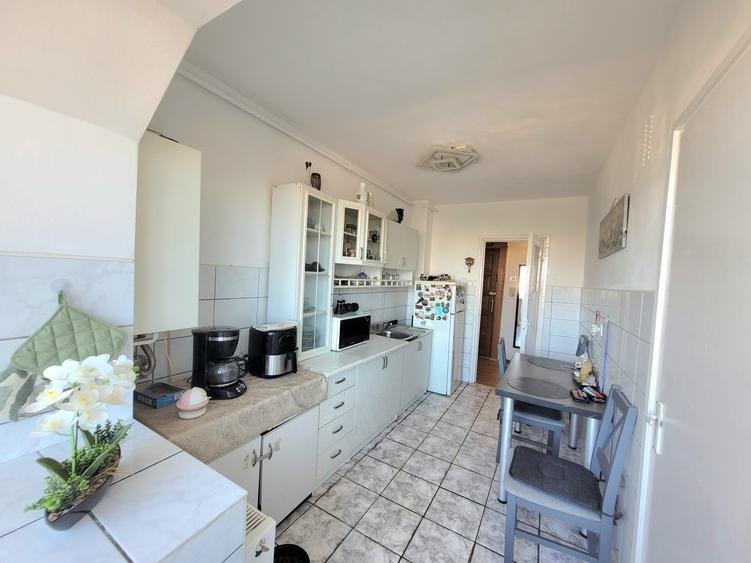 Apartament cu 3 camere decomandat în Calea București
