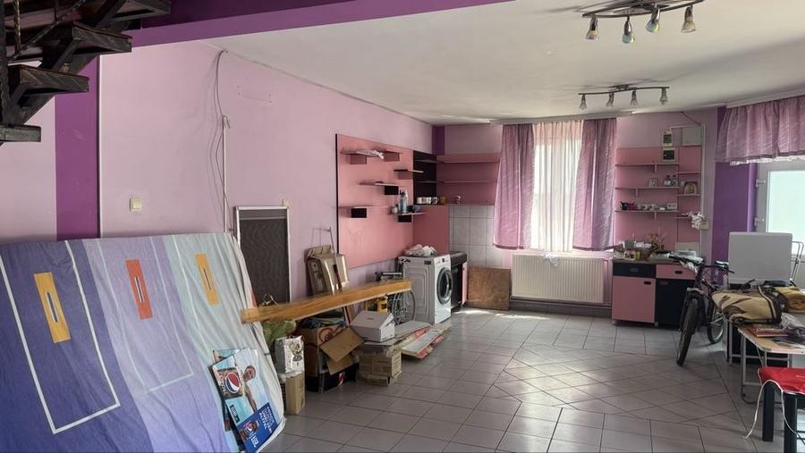 Apartament cu 3 camere decomandat în Poarta 6