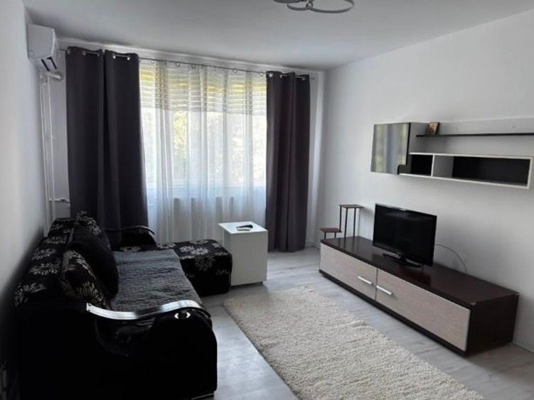 Apartament cu 3 camere semidecomandat, mobilat în Drumul Taberei