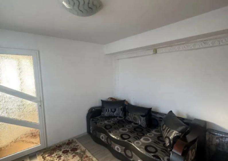 Apartament cu 3 camere semidecomandat în Orașul Vechi