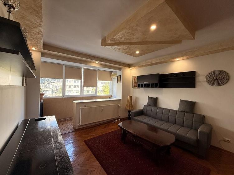 Apartament cu 3 camere semidecomandat în Giulești
