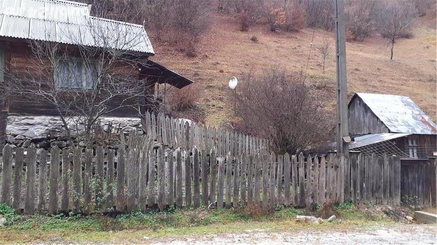 Casă cu 3 camere cu Teren 4900 Mp în Central