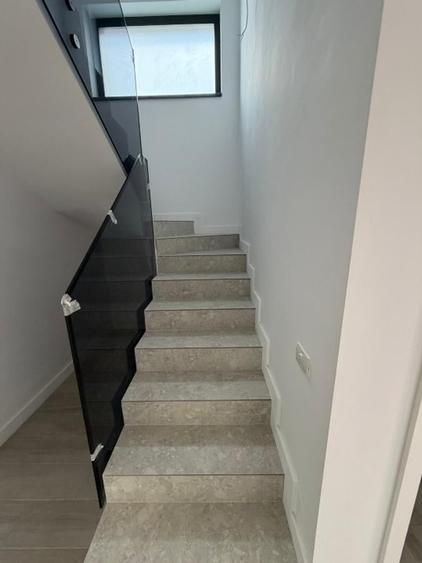 Casă individuală cu 5 camere cu Canalizare în Est