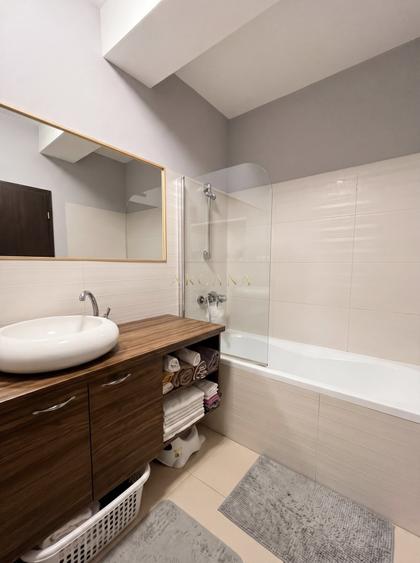 Apartament cu 3 camere semidecomandat, mobilat în Florești