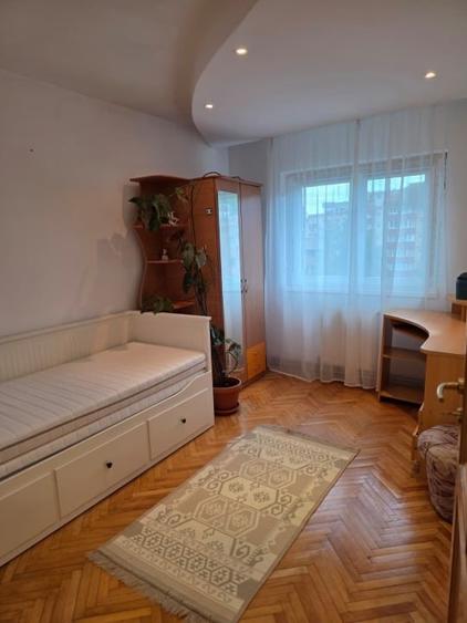 Apartament cu 3 camere decomandat, mobilat în Răcădău