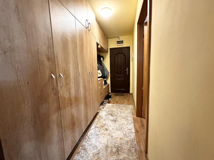 Apartament cu 3 camere semidecomandat, mobilat în Dâmbovița