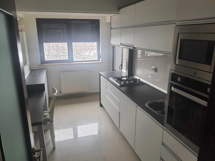 Apartament cu 3 camere decomandat în Exterior Vest