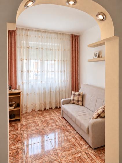 Apartament cu 3 camere semidecomandat în Craiovița Nouă