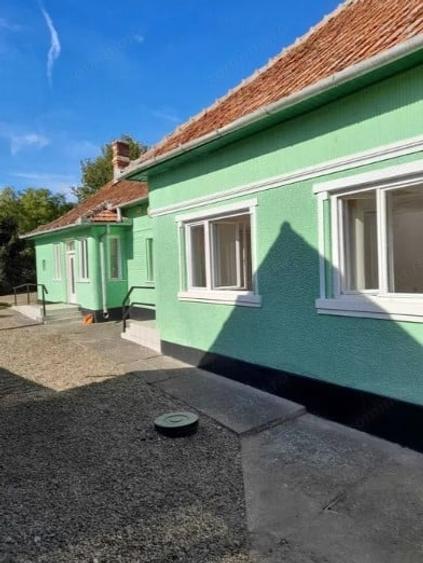 Casă cu 2 camere cu Teren 896 Mp în Teiu