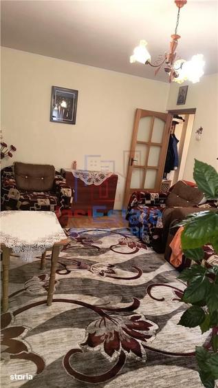Apartament cu 3 camere decomandat în Nicolina