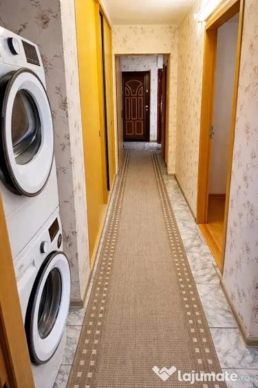 Apartament cu 3 camere decomandat în Poarta 6