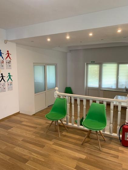 Casă individuală cu 12 camere cu Canalizare în Nord