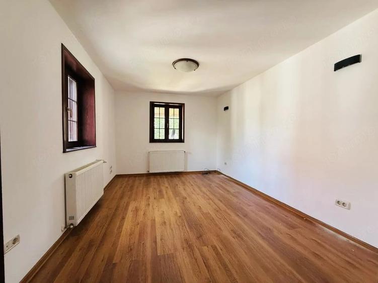 Casă cu 5 camere cu Teren 720 Mp în Sânmihaiu Român