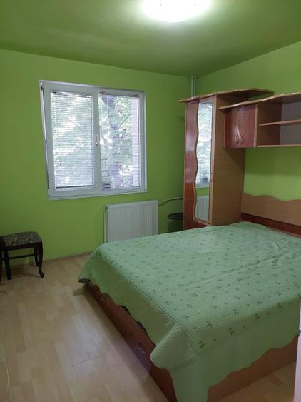 Apartament cu 3 camere semidecomandat în Baba Novac