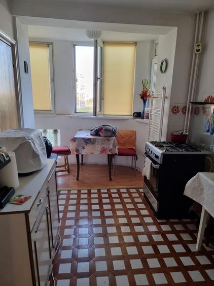 Apartament cu 3 camere decomandat în Libertății