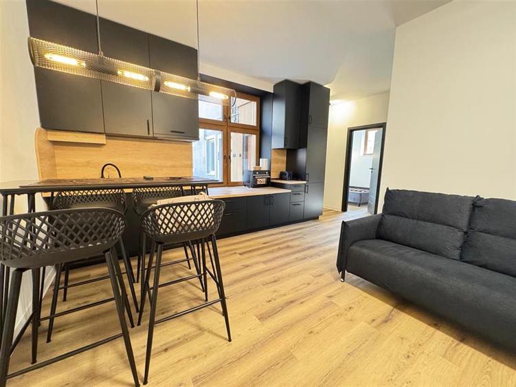 Apartament cu 3 camere semidecomandat, mobilat în Central