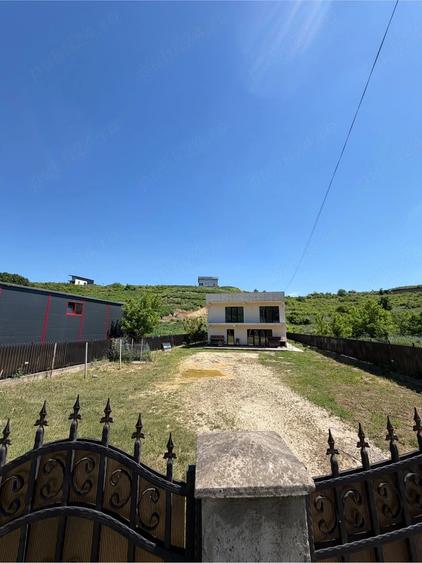 Casă cu Teren 1800 Mp în Central