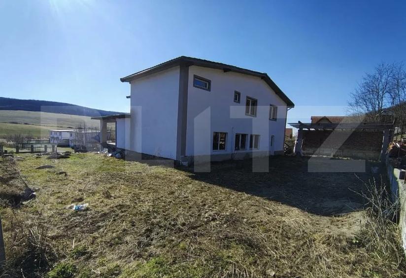 Casă individuală cu 4 camere cu Garaj în Tofalău