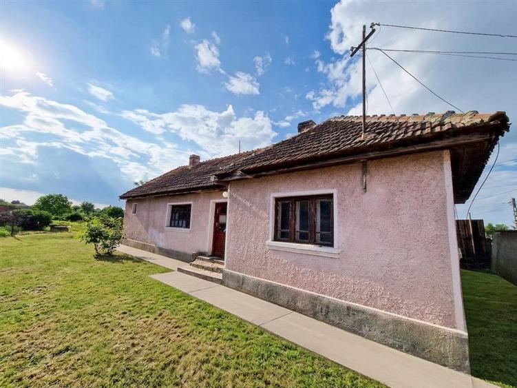 Casă cu 3 camere cu Teren 1940 Mp în Biharia