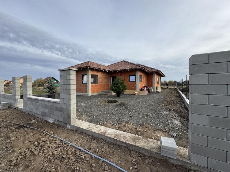 Casă individuală cu 4 camere cu Canalizare în Becicherecu Mic