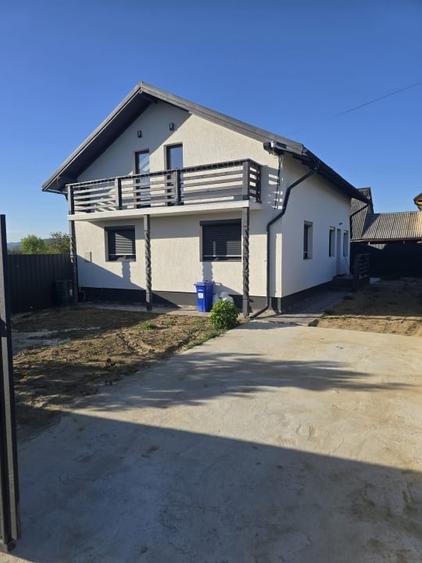 Casă individuală cu 5 camere cu Canalizare în Vest