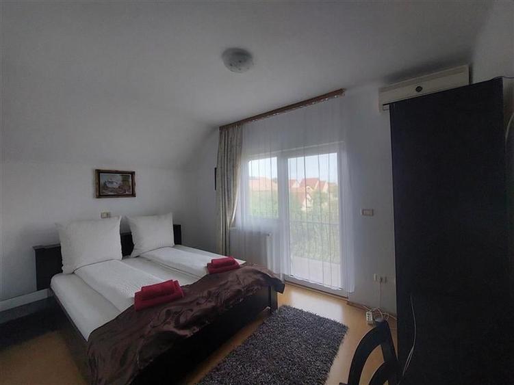 Casă individuală cu 10 camere cu Canalizare în Poltur