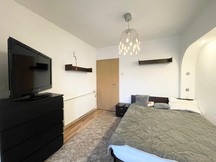 Apartament cu 4 camere decomandat, mobilat în Buziașului