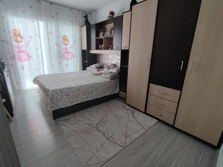Apartament cu 3 camere semidecomandat în Florești