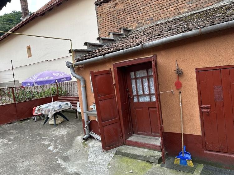 Casă cu 4 camere în Central