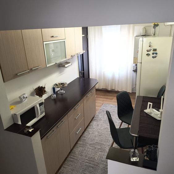 Apartament cu 3 camere decomandat în Exterior Vest