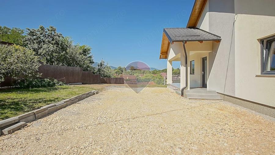 Casa noua langa Bra?ov, curte insorita ?i vedere panoramica - 1