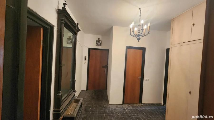 Apartament cu 4 camere semidecomandat în Regina Elisabeta