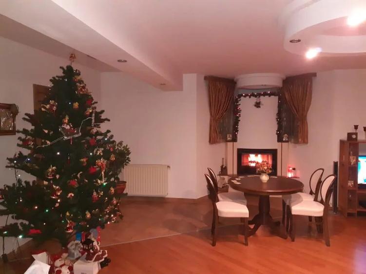 Casă cu 5 camere în Roșu