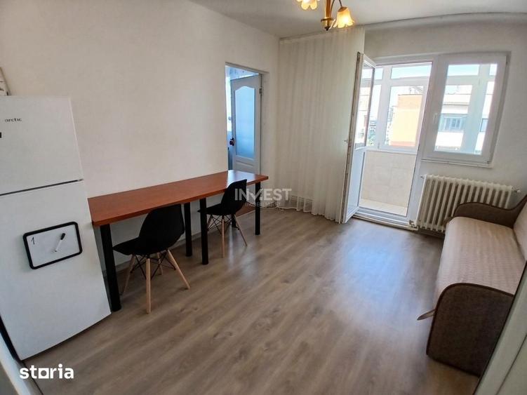 Apartament cu 3 camere semidecomandat în Podu Roș