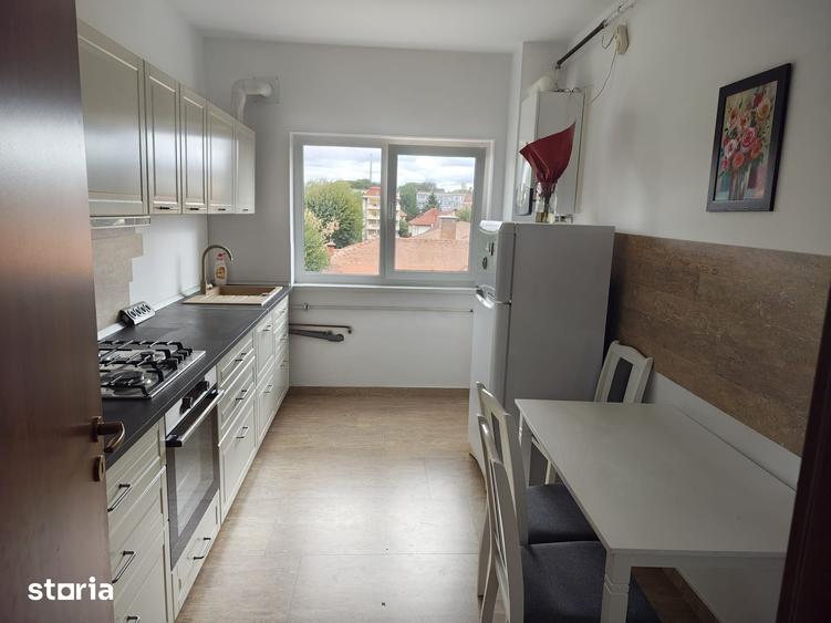 Apartament cu 2 camere decomandat în Tractorul