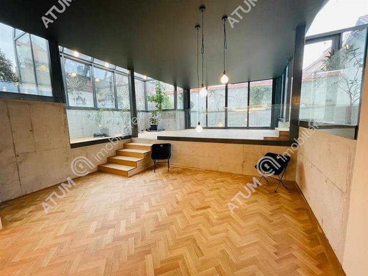 Casă individuală cu 11 camere cu Canalizare în Central